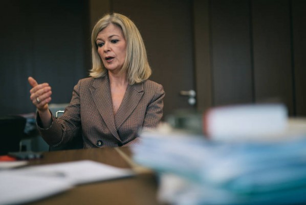 Bravo cede y aplaza las próximas oposiciones a la Generalitat 