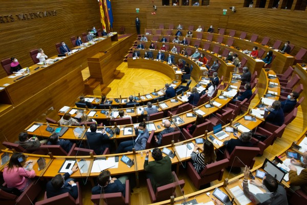 La tercera ola arrambla también con las buenas formas en la política valenciana