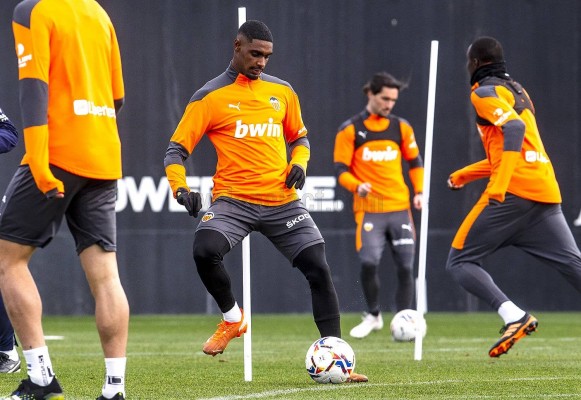 Correia entrena con el grupo y no está descartado para Sevilla