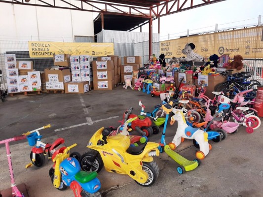Los murcianos donan a Cáritas cerca de 2.000 kilos de enseres en los ecopuntos y ecoparques municipales
