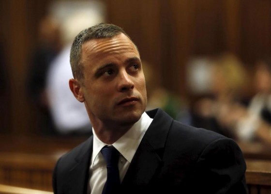Pistorius es condenado por asesinato y volverá a prisión al menos 15 años