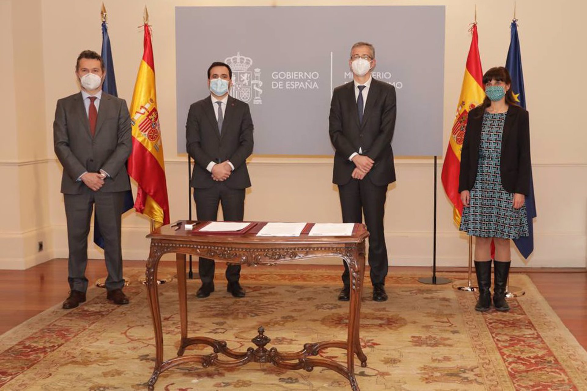 (De izq. a dcha): Rodrigo Buenaventura, presidente de la CNMV; Alberto Garzón, ministro de Consumo; Pablo Hernández de Cos, gobernador del Banco De España;y  Bibiana Medialdea, directora general de Consumo - 