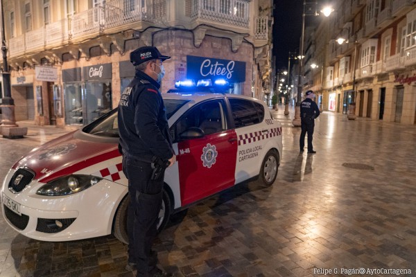La Policía Local denuncia a cerca de 40 personas en Cartagena por saltarse el toque de queda
