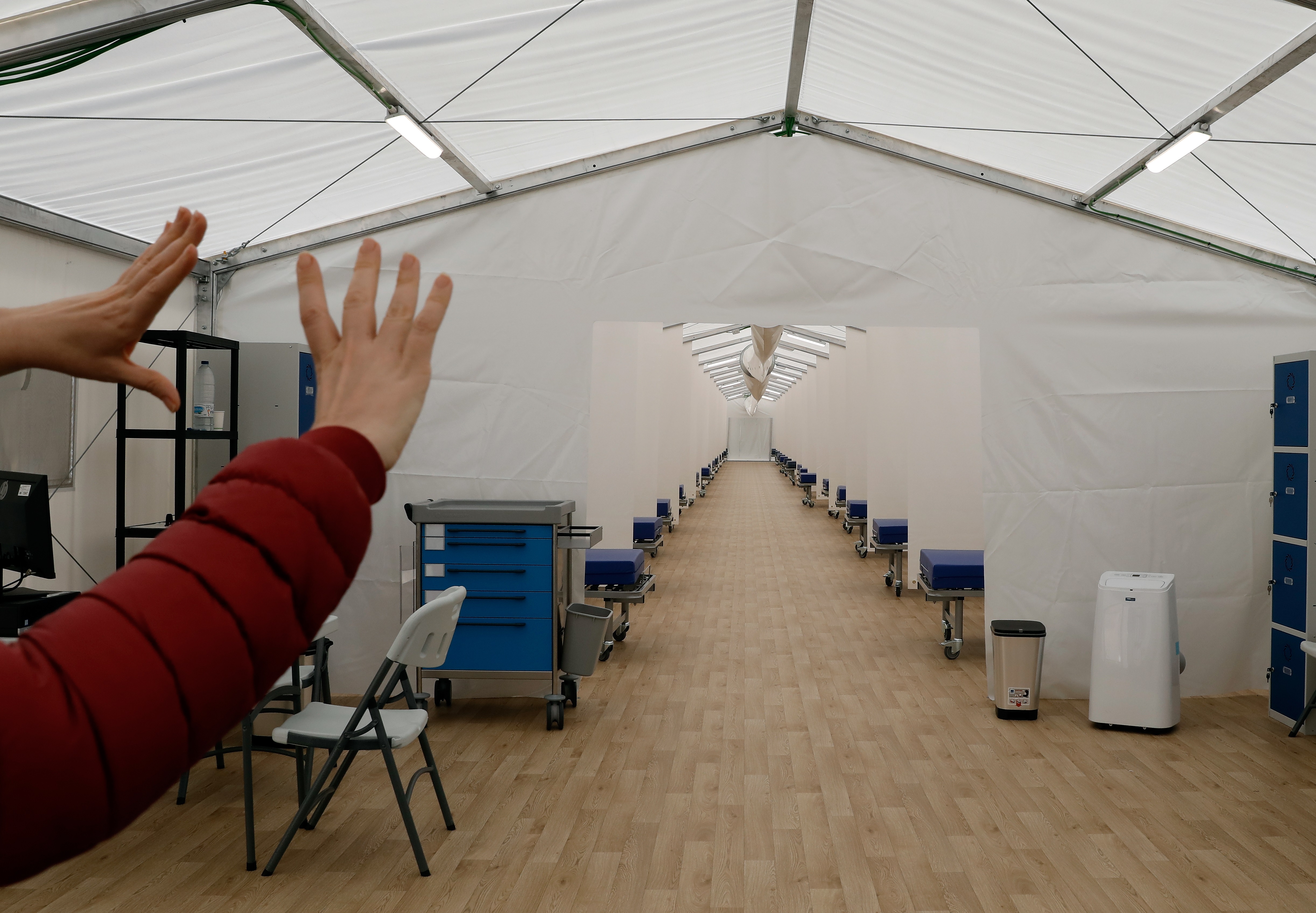 Interior del hospital de Campaña de La Fe, en València. Foto: EFE/JUAN CARLOS CÁRDENAS - 