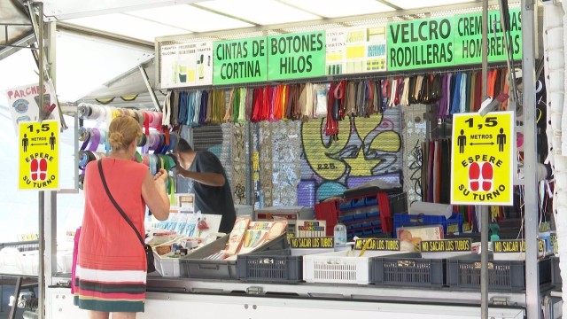 Los mercadillos ven discriminatorio que se les cierre cuando están al aire libre y las tiendas abiertas