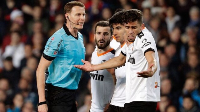 Hay que cambiar hasta los percheros: El Valencia necesita un arbitro