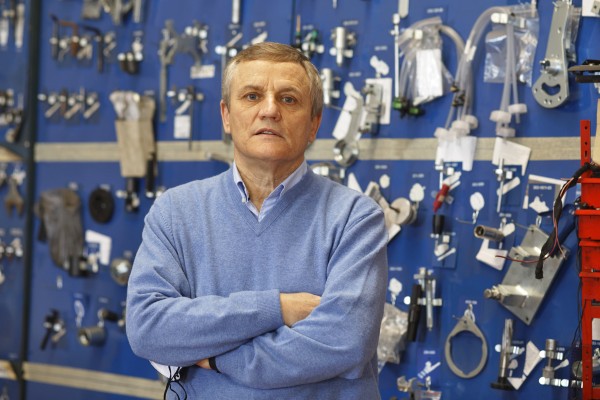 Pasar de la combustión al coche eléctrico supone un gran esfuerzo económico y formativo al taller