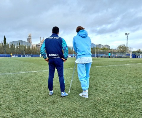 Campaña, con muletas, visitó a sus compañeros en el entrenamiento
