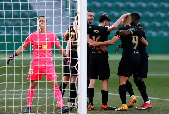 De Jong da ventaja al Barcelona en Elche
