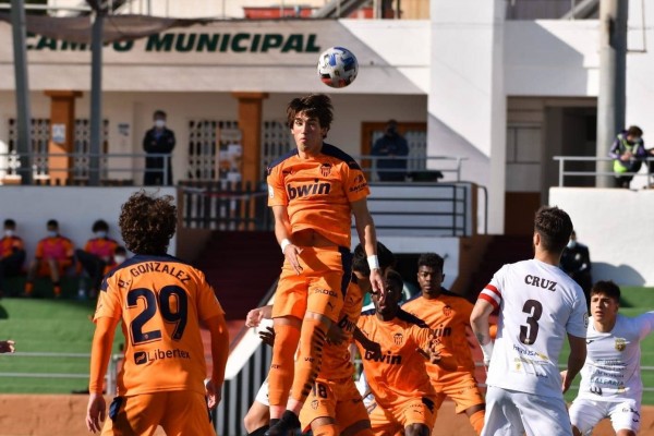 El VCF Mestalla empata con diez en su visita al Peña Deportiva