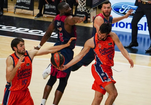 Valencia Basket tumba a Baskonia para sumar una décima victoria consecutiva de mucho peso