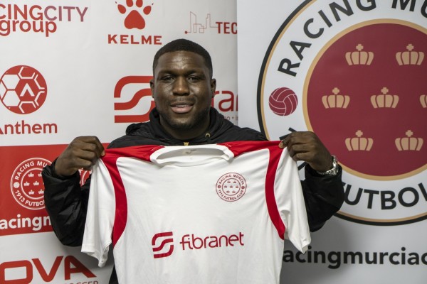 Drenthe debuta en Tercera jugando 8 minutos en la derrota del Racing Murcia en La Unión
