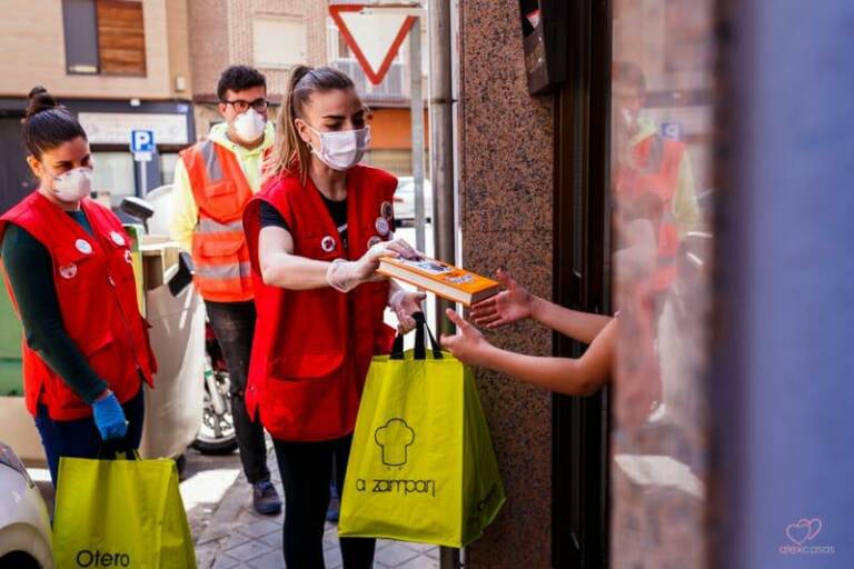 Cruz Roja multiplica el envío de alimentos a familias confinadas por la covid en la provincia de Alicante