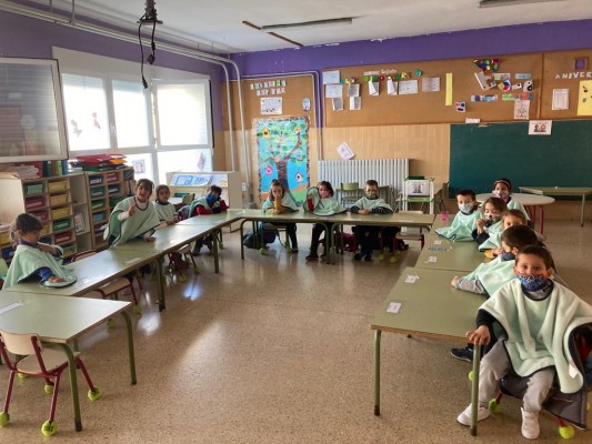Nules reparteix 1.600 mantes per a evitar el fred de les aules ventilades a les escoles