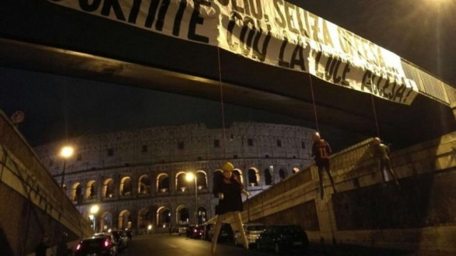 Aparecen tres muñecos ahorcados con camisetas del Roma y frases de amenaza