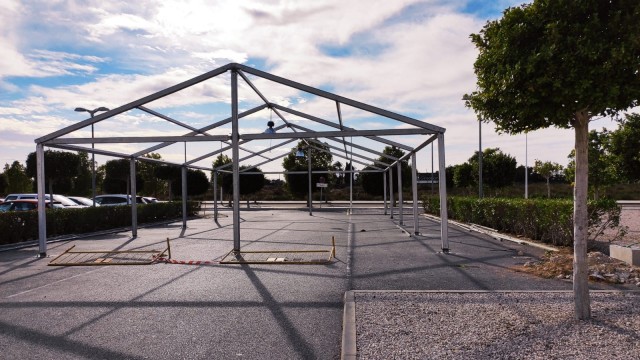 El Hospital Vinalopó de Elche cancela consultas externas y habilita una carpa para test PCR en el parking