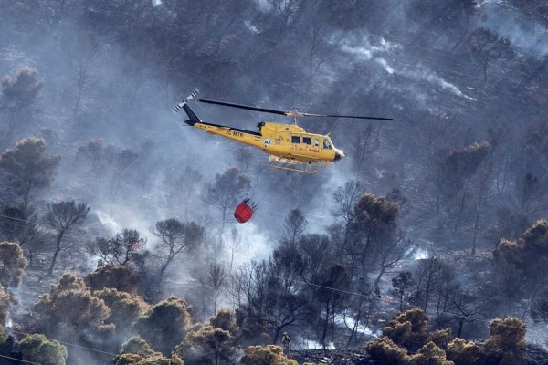 El fuerte viento deja cortes en el tráfico ferroviario, vallas caídas y un incendio descontrolado en Carrascoy 