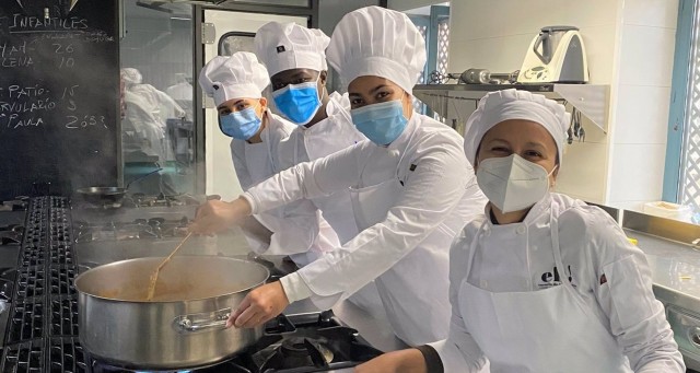 La comida de la 'eh!', la Escuela de Hostelería de Cáritas, ahora también para llevar a casa
