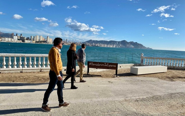 Benidorm instala láminas de cristal en la balaustrada del Paseo de Tamarindos

