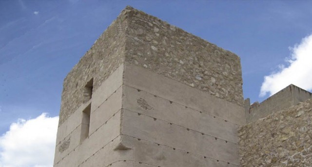 Una torre medieval de Lorca usada de trastero: maletas, bicis y hasta gallos de pelea