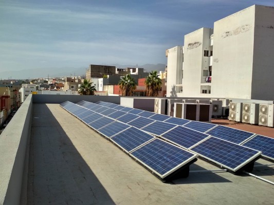 García-Ontiveros propone en Elche los fondos europeos para placas solares en edificios municipales