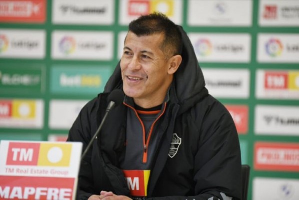 Almirón: “El Barcelona sin Messi juega de otra manera, más estructurado”