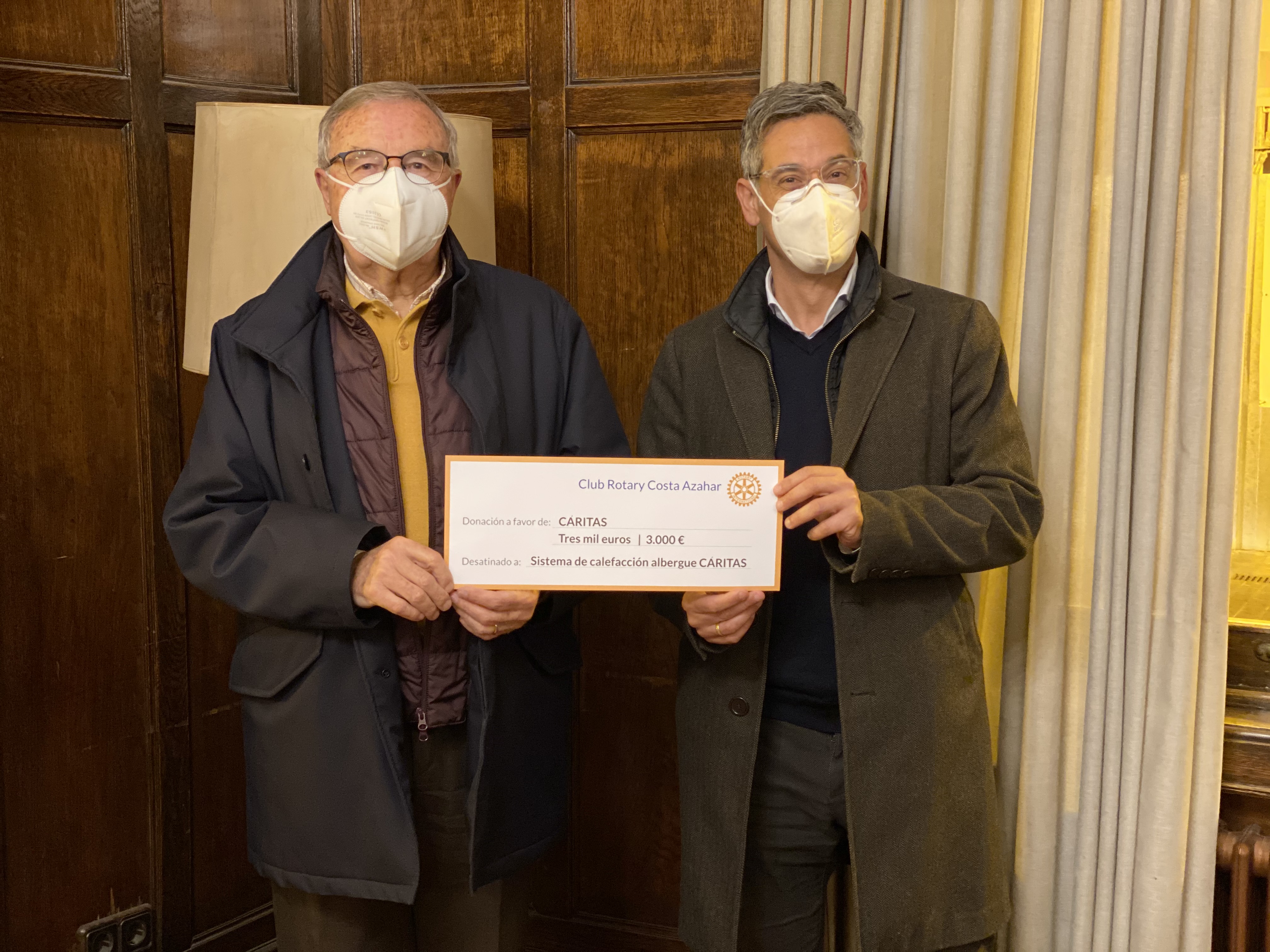 El director de Cáritas Castellón, José Manuel Aragonés, recibe el cheque simbólico, de manos del presidente del Club Rotary Costa Azahar Castellón, Marc
Menezo.  - 