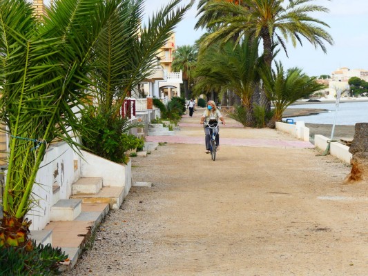 El Ayuntamiento se une a la histórica reivindicación vecinal de Los Urrutias por su paseo marítimo