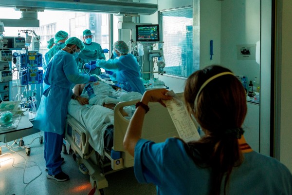 El coronavirus rompe su récord de muertes en un día en la Región: 19 fallecidos, entre ellos dos de 54 años