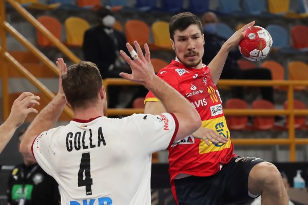 España pone un pie en los cuartos de final