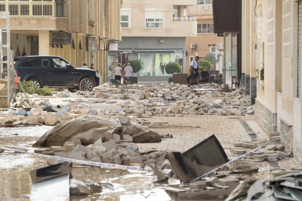 Los Alcázares desatasca de lodo el parking público, inutilizado desde la DANA de 2019, con una inversión de 93.000 euros
