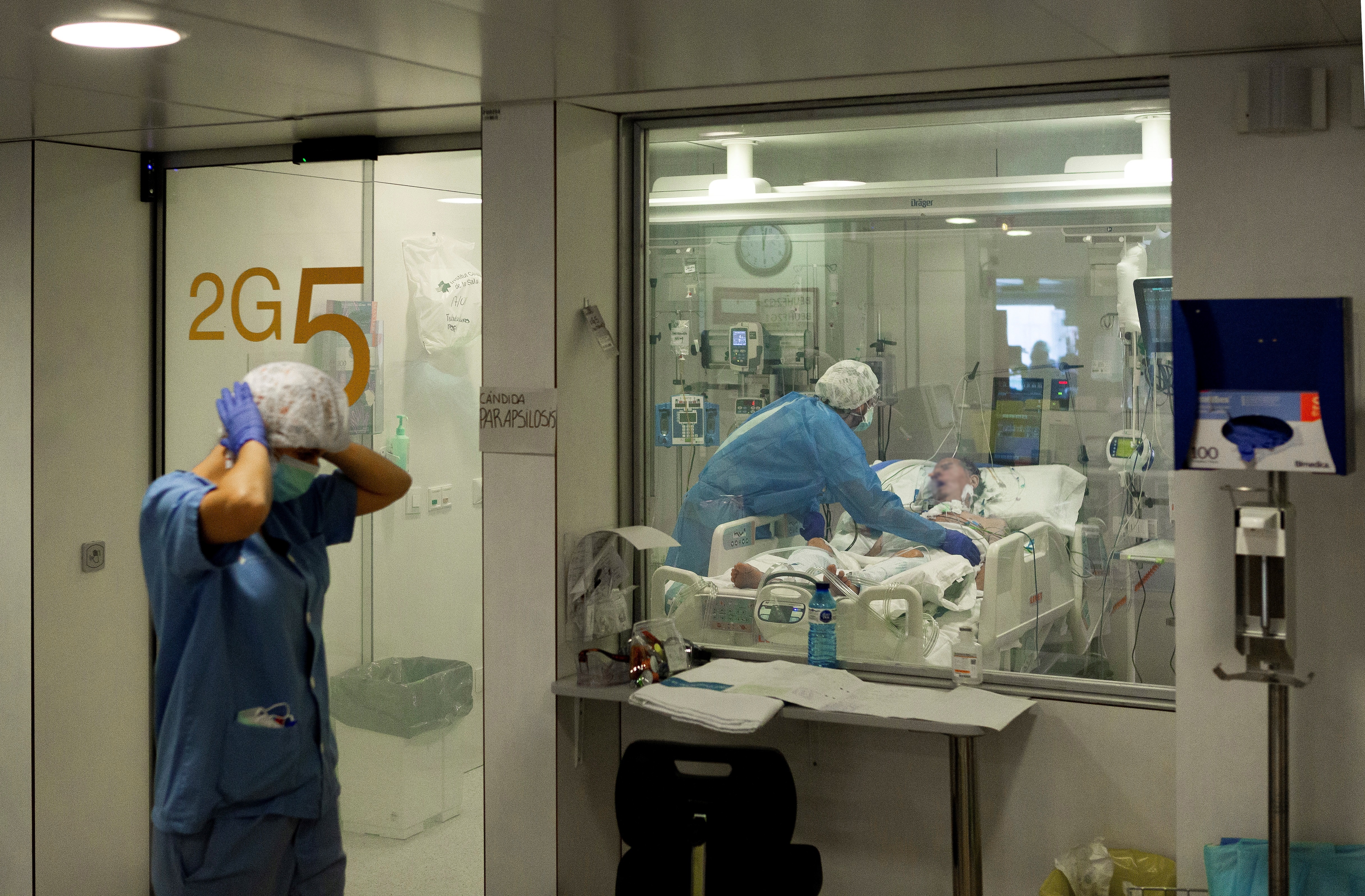 La Comunitat suma 8.453 nuevos contagios, 98 fallecimientos y eleva los ingresos a 4.143 