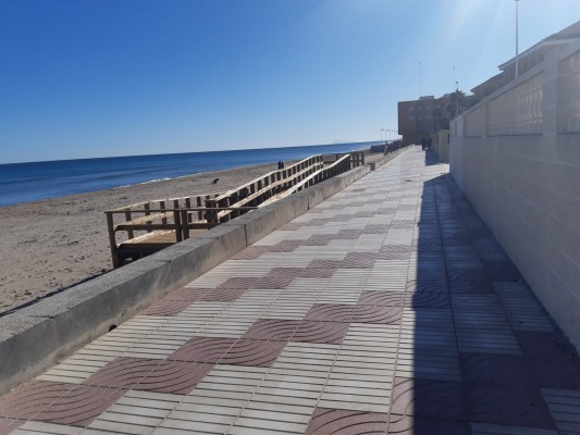 Un año después del paso del temporal Gloria, El Perelló recupera su paseo