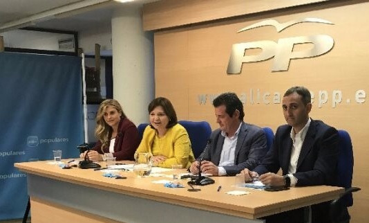 Eva Ortiz, Isabel Bonig, José Císcar y César Sánchez, en la sede del PP de Alicante. - 