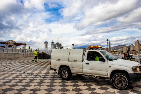 Benidorm retoma la desinfección de accesos y fachadas de establecimientos comerciales y de hostelería y servicios

