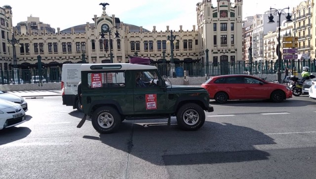 Una marcha en coche recorre València para reclamar más apoyo a las agencias de viajes