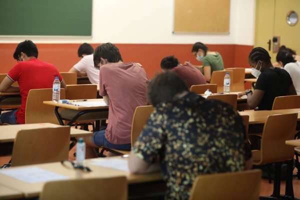 Educación compra diez equipos que retransmiten todo lo que se da en clase a alumnos con visión reducida o sordera