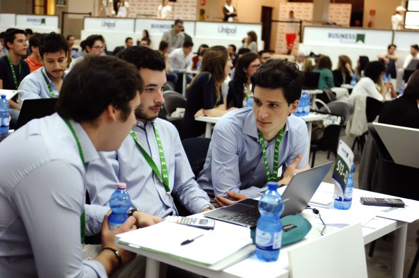 Más de un centenar de universitarios murcianos compiten por el título de 'mejor empresario virtual' de España