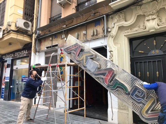 Akuarela cierra su mítico pub en Juan Llorens