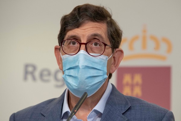 Dimite el consejero de Salud de Murcia por vacunarse sin que le tocase