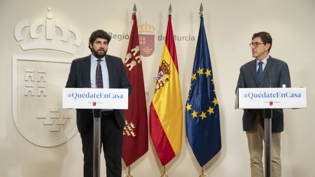 El consejero de Sanidad de Murcia dimite por el escándalo de su vacunación