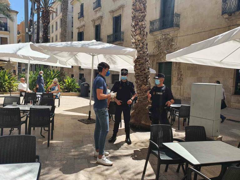Alicante ejecuta la 'amnistía fiscal' a las terrazas de la hostelería mientras duren los límites de aforo