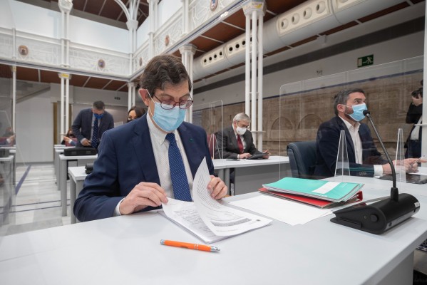 Villegas se queda solo en la Asamblea: el PP le defiende mientras Ciudadanos insiste en pedir su cabeza