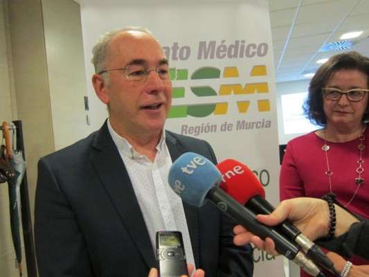 El Colegio de Médicos le echa un capote a Villegas: 