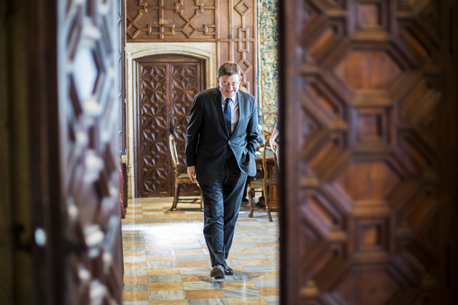 El presidente de la Generalitat, Ximo Puig, en el interior de su despacho del Palau. Foto: EVA MÁÑEZ - 