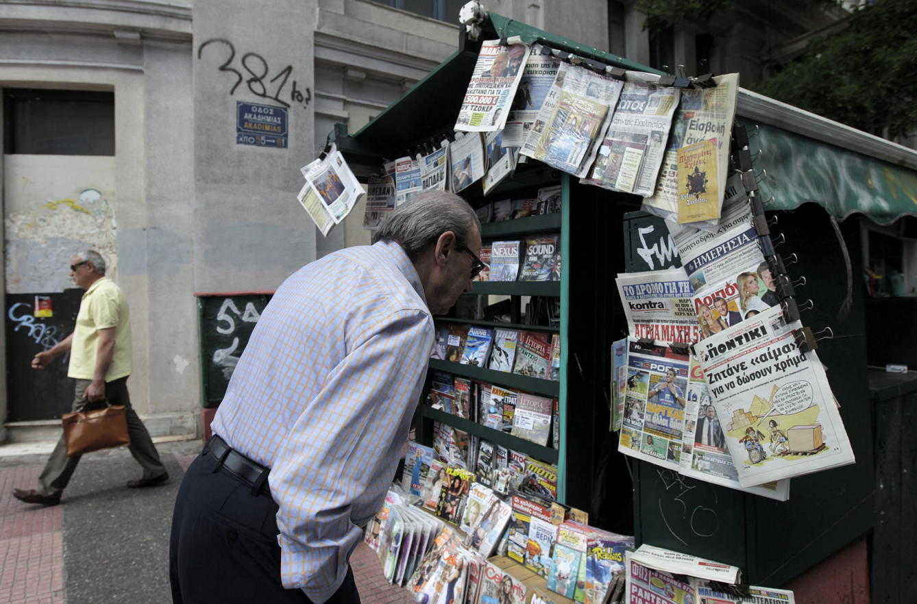 Una persona contempla los titulares de los diarios en un kiosco de Atenas, durante la crisis. Foto: EFE. - 