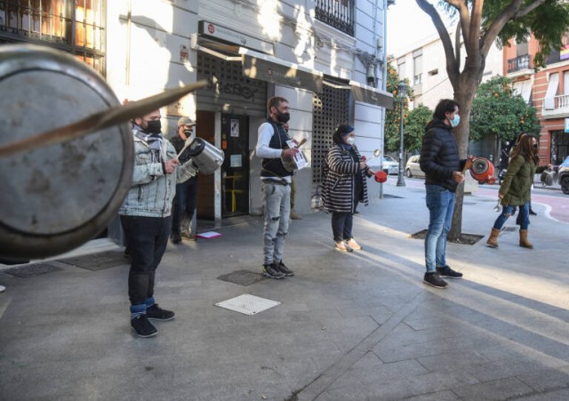 La hostelería deja este jueves dos coronas de flores al Consell y el Gobierno por la muerte del sector