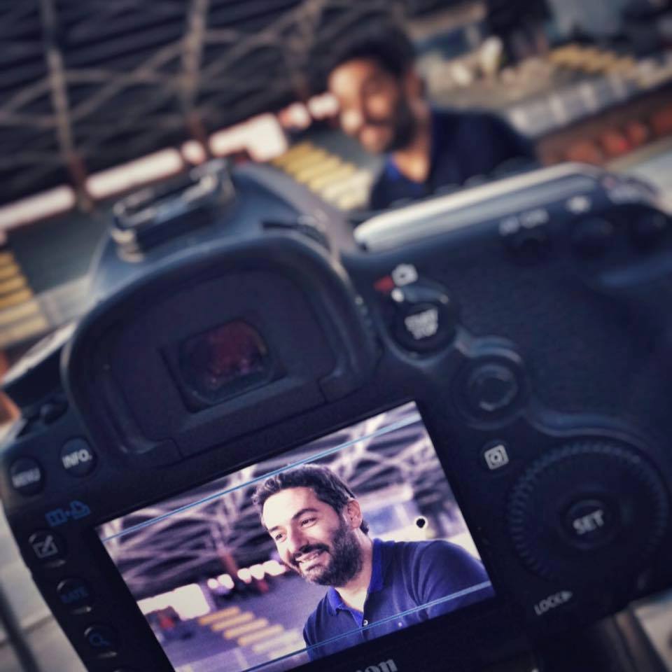 César Martí, durante una entrevista por una de sus producciones. - 