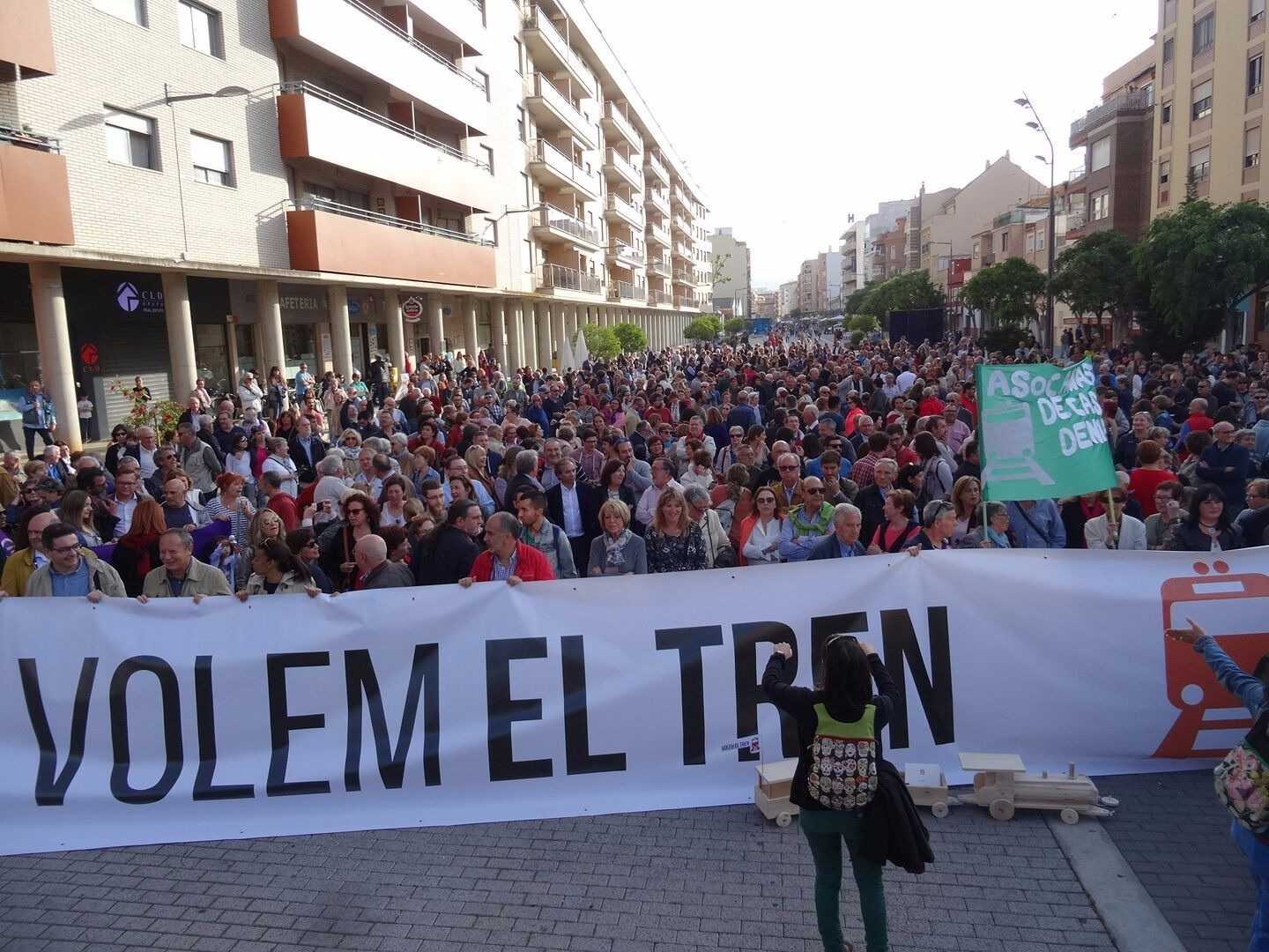 Los manifestantes en la calle La Via de Dénia, donde se han concentrado. Foto AP - 