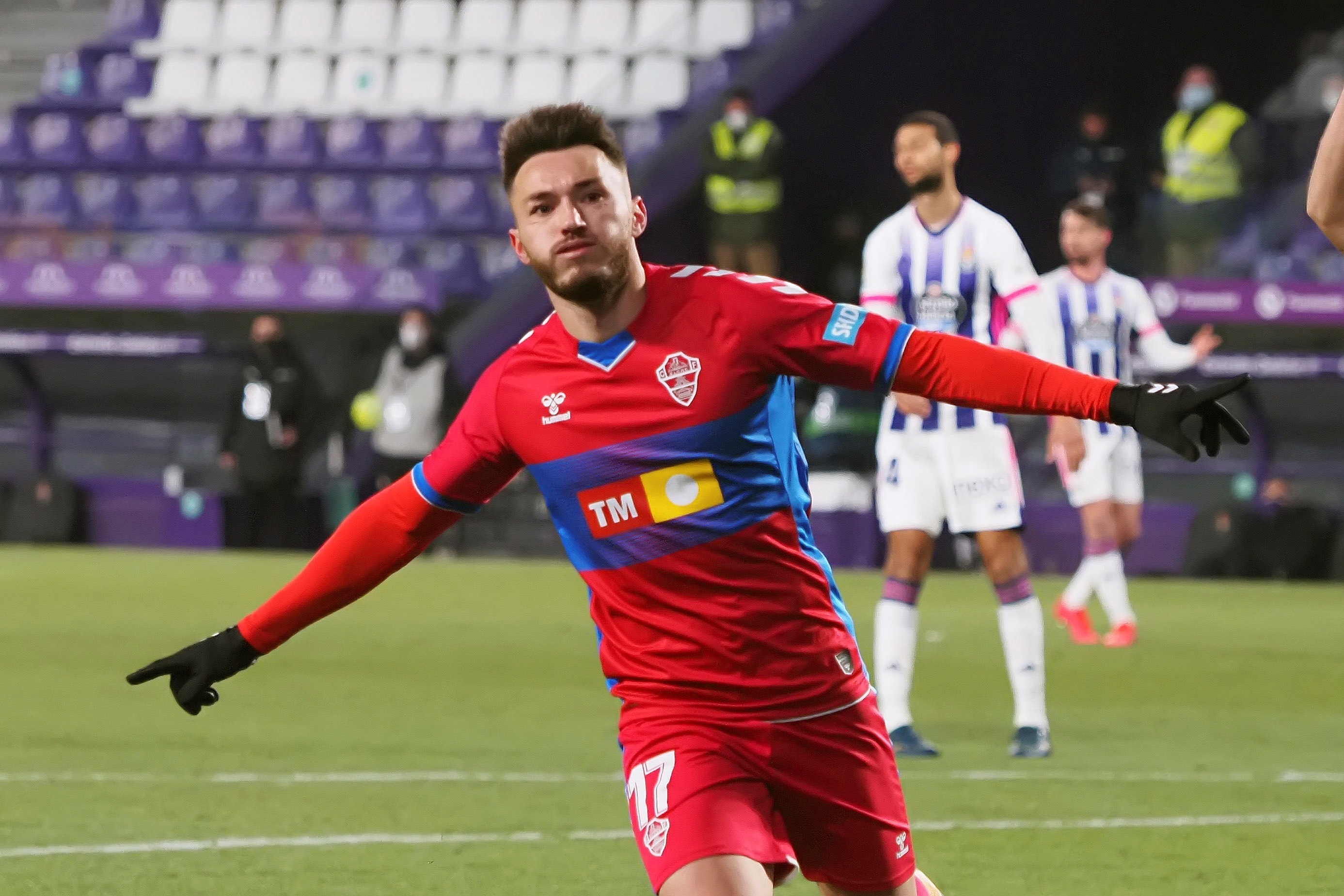 Dos goles de Josan dan ventaja al Elche al descanso
